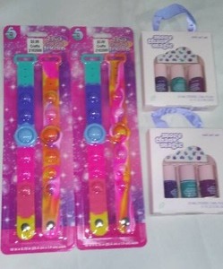 lot 910 image: Pop-It Bracelets (4), Nail Art Set (2)