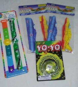 lot 913 image: Light Up Yo Yo, Pop-It Bracelets, Gliders (4)