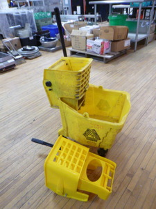 Rubbermaid Commercial Mop Bucket with Ringer