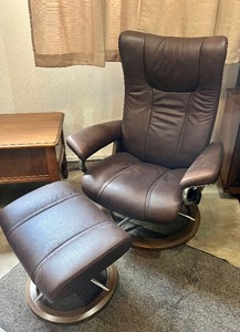lot 1 image: Furniture Living Room Den Office EKORNES Stress-Less Brown Leather Recliner Swivel Chair and Ottoman