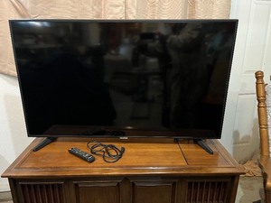 lot 2 image: Samsung 50 Inch SMART TV