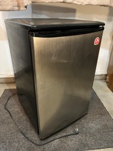 lot 18 image: Apartment Size Refrigerator Igloo FR465