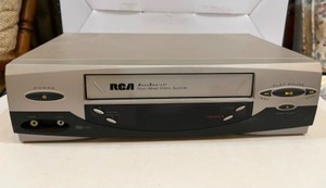 lot 26 image: Electronics RCA VR546 VCR 4 Head HiFi VHS Video Cassette Recorder Player