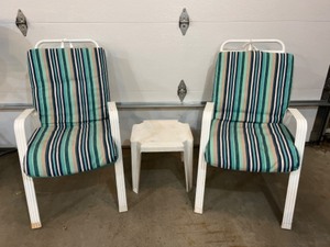 lot 32 image: Outdoor Lawn Furniture Metal ArmChairs with Cushions Plastic Side Table