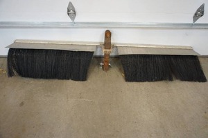 lot 50 image: Aluminum Hitch Brush