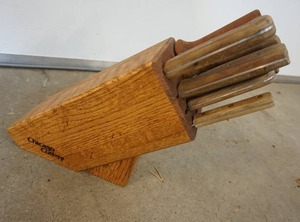 lot 59 image: Housewares Kitchen Chicago Cutlery Knife Block Set