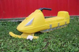 lot 11 image: Vintage Skidoo plastic kids snowmobile sled, some cracking at the seams, otherwise in good condition