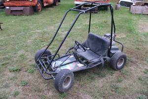 lot 17 image: Kids go kart, with 5hp Briggs and Stratton engine, runs and works great, tires are worn