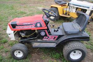 lot 21 image: Dynamark 11-36 lawn tractor, 11hp Briggs and Stratton engine, not running