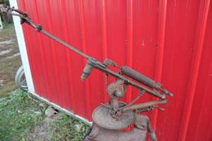lot 75 image: Chamberlin clay target thrower, works as it should, no breaks or repairs