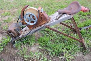 lot 85 image: 10 in. Electric Wet Stone Grinder - turns when plugged in, stone is cracked