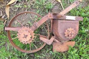 lot 89 image: Sears garden tractor 3 point planter, rusty and stuck