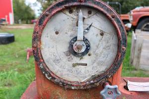 lot 106 image: Tokaeim gas powered gas pump, clock face, powered by a Briggs and Stratton engine, seized up