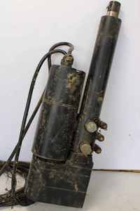 lot 109 image: Nook electric screw jack, dirty but brand new, great for powering a lift table etc.