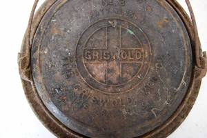lot 115 image: Antique Griswold cast iron waffle maker, No. 8, 8 diameter