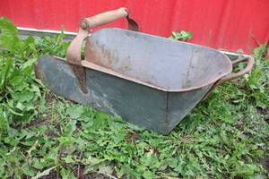 lot 120 image: Antique metal feed scoop, measures 19x10