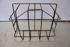 lot 138 image: Wire oilmilk bottle carrier, 11x9