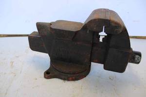 lot 150 image: Columbian vise has a swivle base and pipe vise, 4 jaws