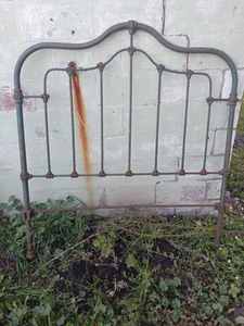 lot 189 image: Green metal twin size bed frame