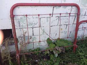 lot 191 image: Red metal twin size bed frame
