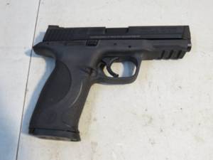 lot 1 image: Smith & Wesson M&P 40 Caliber Pistol - 3 Magazines