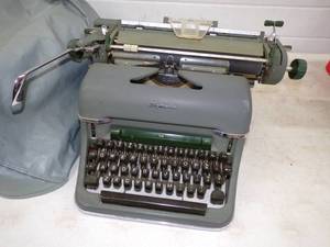 lot 30 image: Rare 1950s Olympia De Luxe Typewriter seems to be in working condition with  Cover