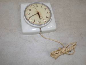 lot 71 image: Working Mid Modern General Electric Kitchen Clock