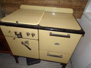 lot 12 image: Vintage Cool Retro Prosperity Stove Rare Yellow Color