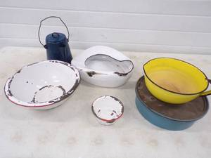 lot 50 image: Lot of Vintage Enamelware