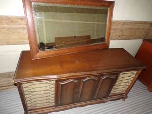 lot 126 image: Mid Modern Stereo Counsel Hutch with Radio and Record Player