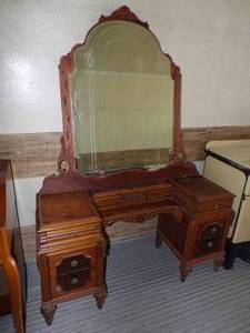 lot 74 image: Early 20th Century Vanity with Mirror