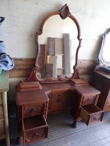 lot 67 image: Early 20th Century Vanity