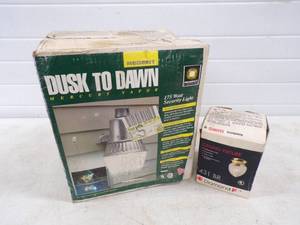 lot 22 image: Dusk to Dawn Mercury Vapor Security Light New in Box never Opened