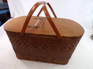 lot 52 image: Vintage Wicker Tipton Picnic Basket