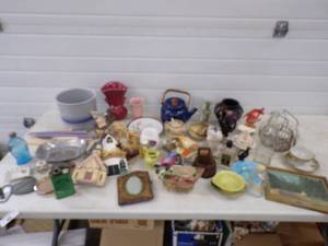 lot 92 image: Large Lot of Vintage Dcor and Knickknacks