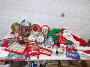 lot 171 image: Very Nice Lightly Used Christmas Lot
