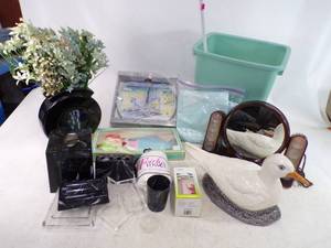 lot 190 image: Lot of Seaside Bathroom Dcor with Beautiful Ceramic Seagull