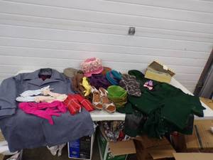 lot 200 image: Fantastic Lot of Vintage Clothing Hats and Accessories