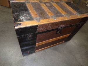 lot 210 image: Awesome Vintage Steamer Trunk With Insert Tray