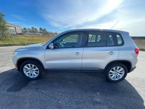 lot 11 image: 2009 Volkswagen Tiguan S - 2 OWNERS