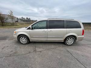 lot 12B image: 2013 Chrysler Town AND Country Touring - 1 OWNER