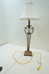 lot 20 image: Table lamp