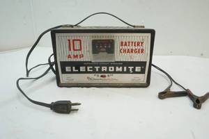 lot 28 image: Schumacher Battery charger