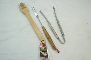 lot 44 image: Grill tools