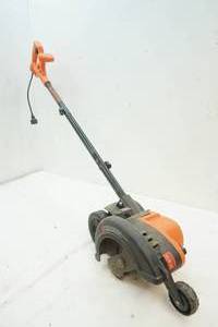 lot 63 image: Black Decker edger