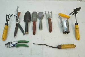 lot 65 image: Garden tools
