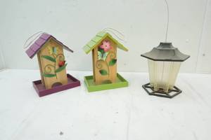 lot 68 image: Bird feeders