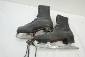 lot 74 image: Imperial Ice skates