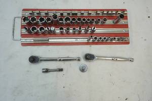 lot 126 image: New holland Ratchets, sockets