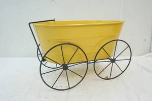 lot 146 image: Lawn Decor